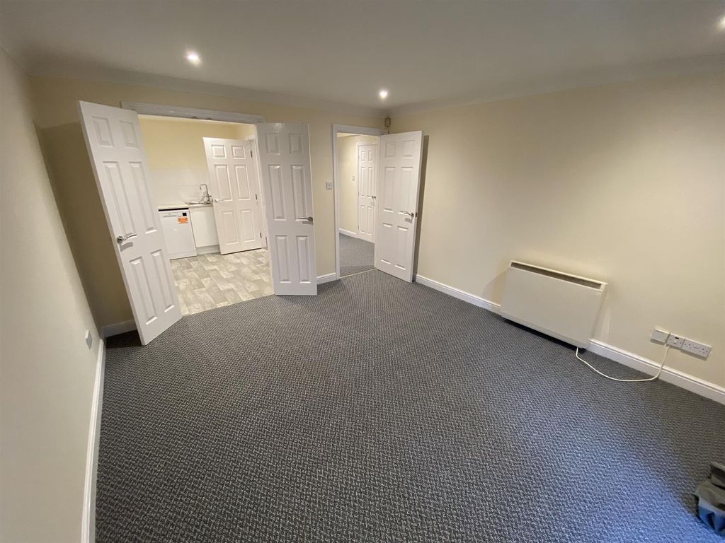 Property photo 3 of 23 Lounge