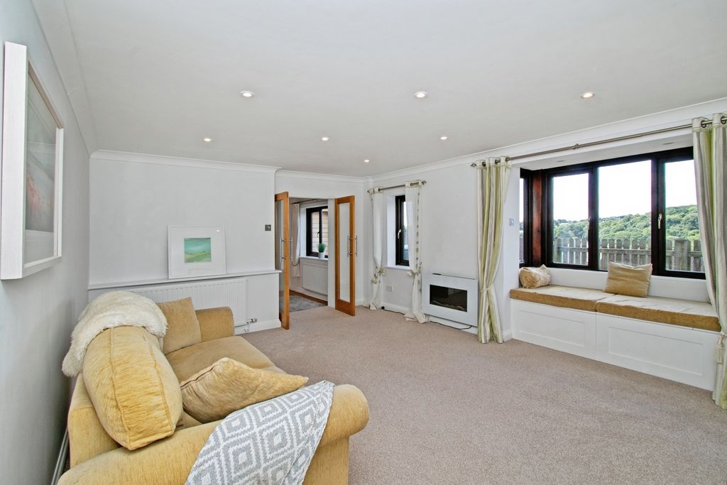 Property photo 3 of 17 Photo