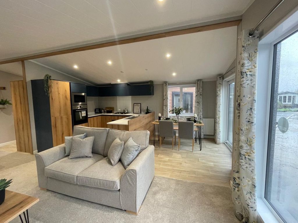 Property photo 1 of 7 Victory Wisteria At Waters Edge Country Park