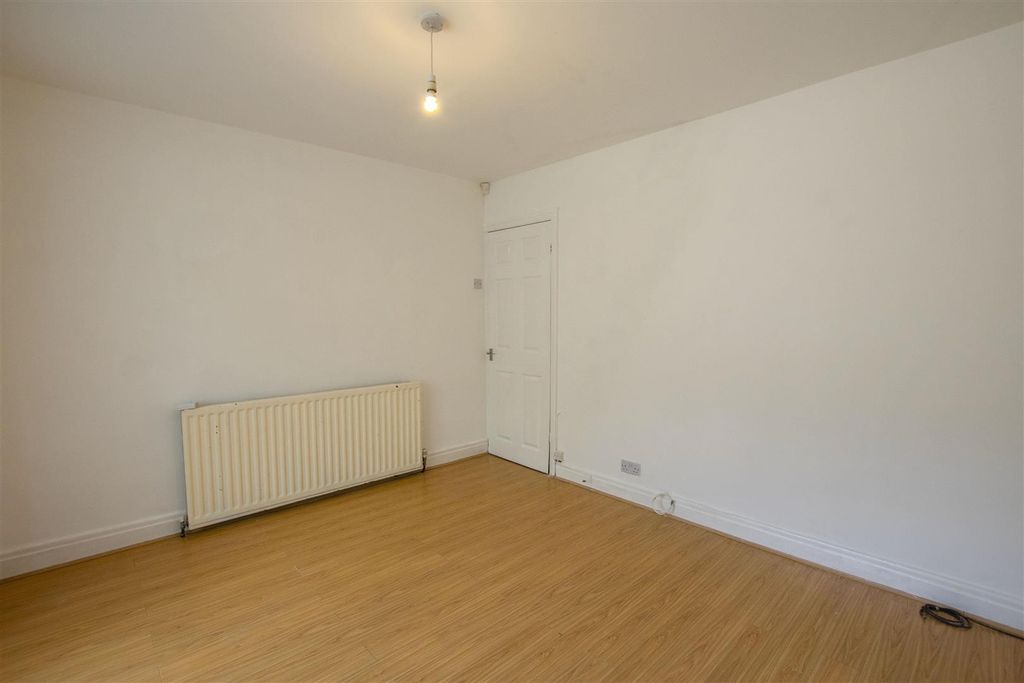 Property photo 2 of 33 Living Room