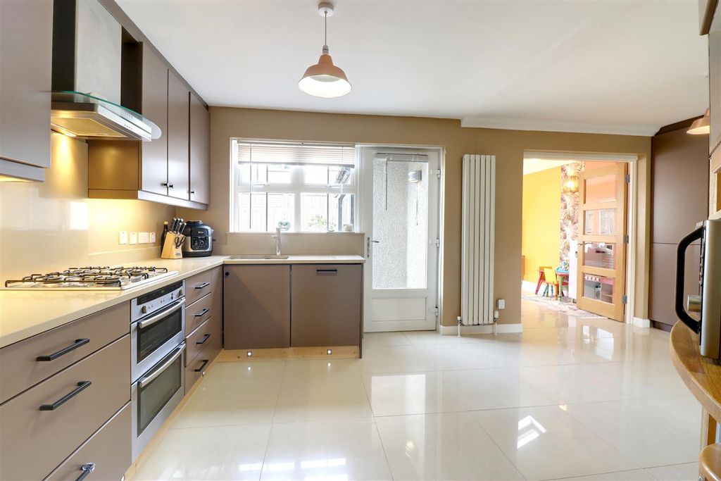 Property photo 3 of 23 Kitchen/Diner