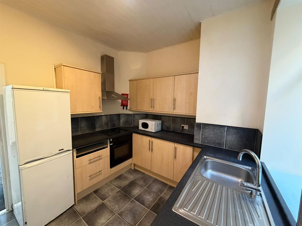 Property photo 3 of 8 Kitchen