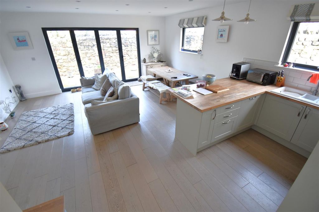 Property photo 2 of 22