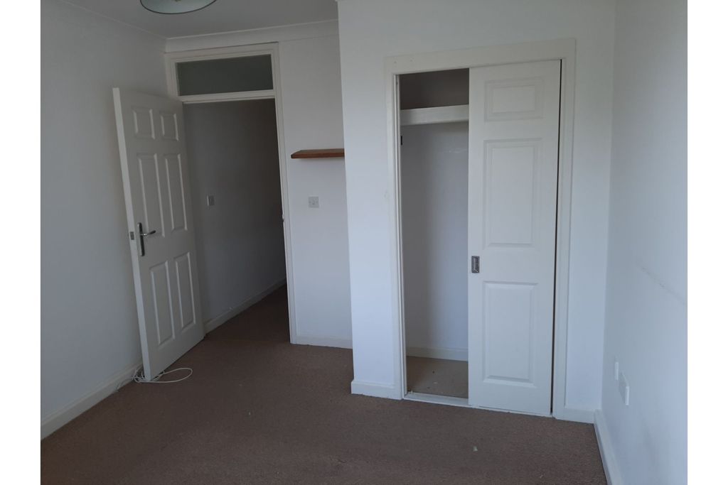 Property photo 2 of 6 Bedroom