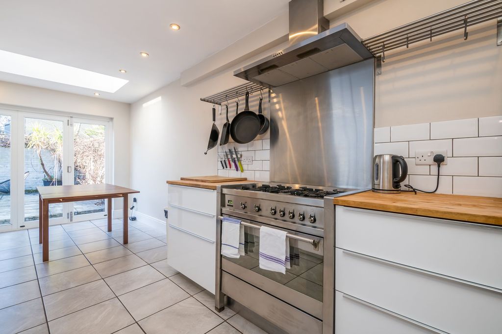 Property photo 2 of 31