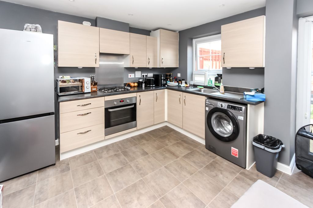 Property photo 2 of 10 Kitchen