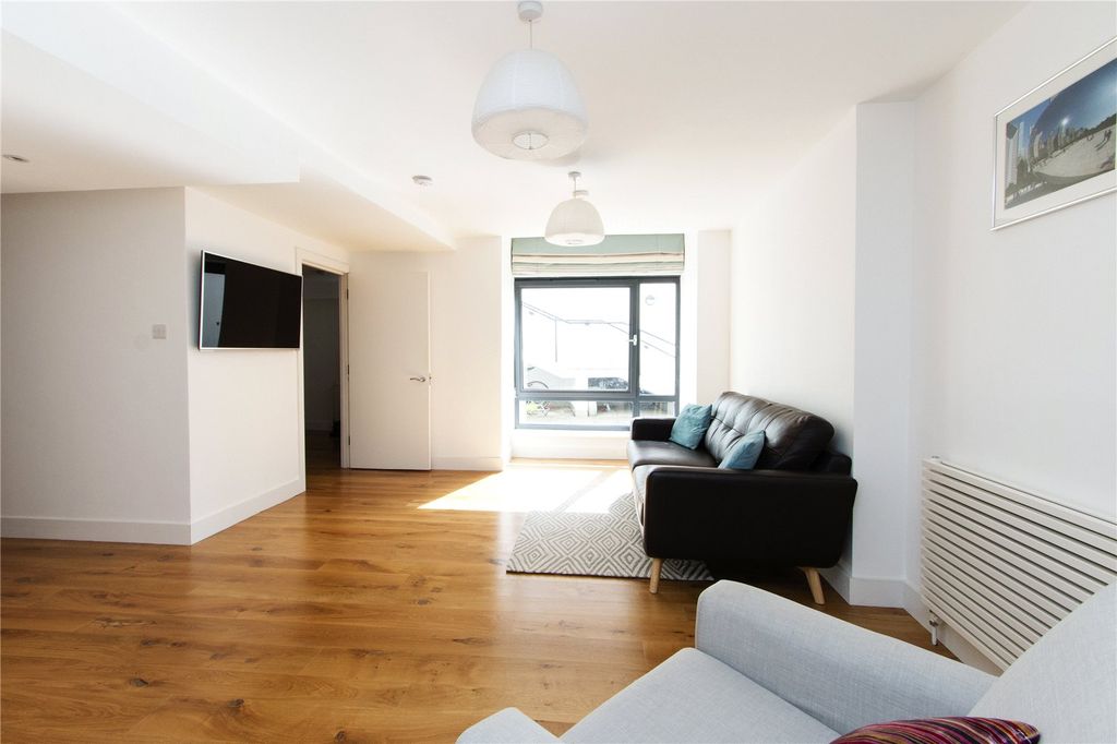 Property photo 2 of 11 Picture No. 18