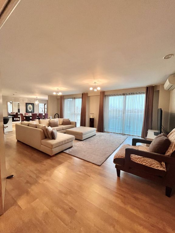 Property photo 1 of 18 3 Bedroom Flat With Expansive Living Room And A Relaxed Atmosphere