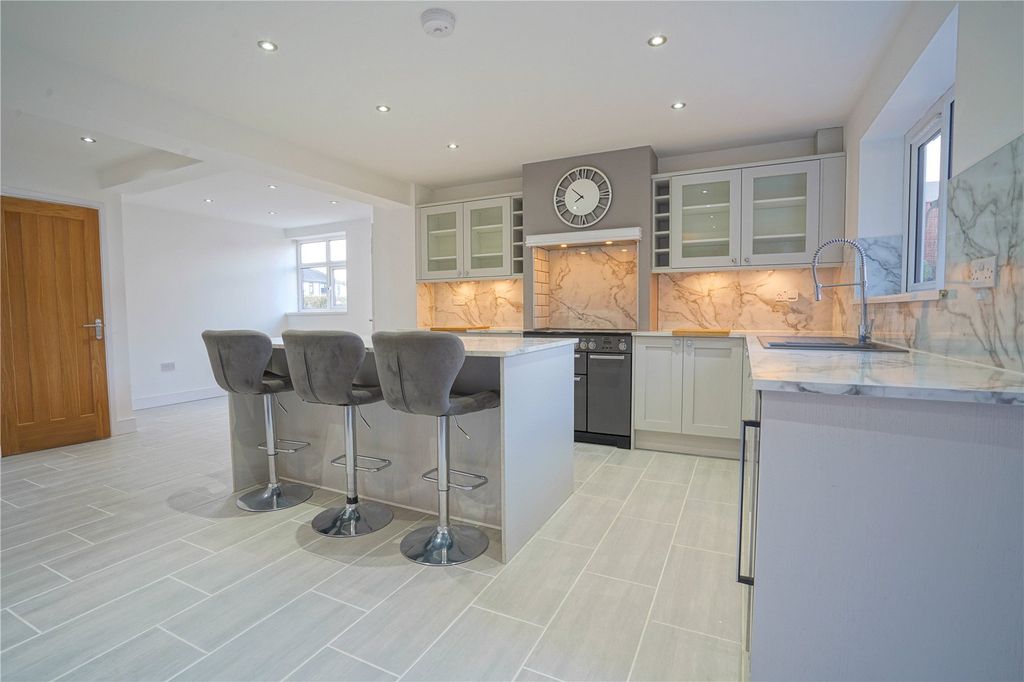 Property photo 2 of 21 Picture No. 13