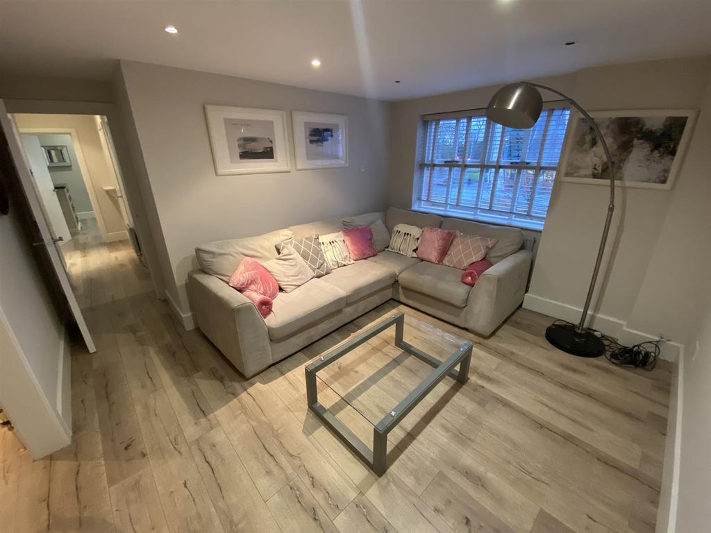 Property photo 2 of 18 Lounge