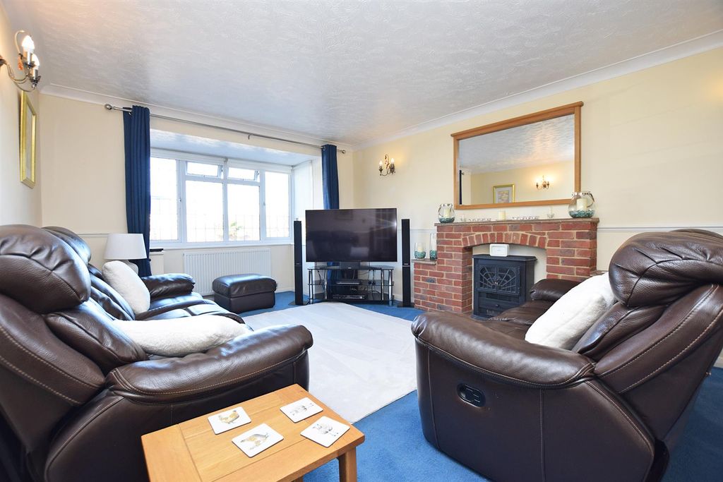 Property photo 3 of 17 Lounge