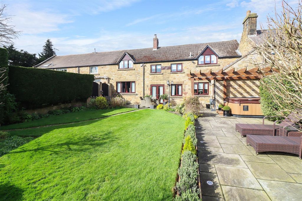 Property photo 3 of 32 Rear Garden 2