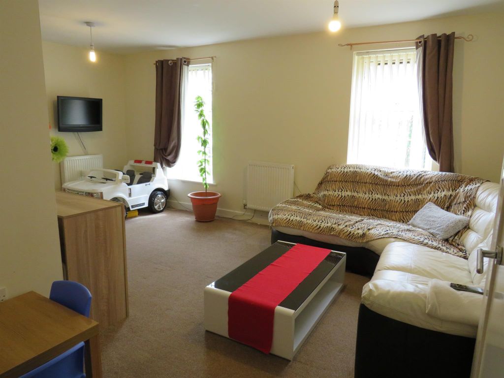 Property photo 1 of 4 Living Room