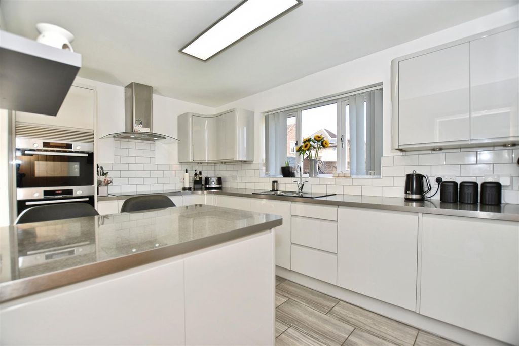 Property photo 2 of 26 47Eb0c49-Kitchen 20High.Jpg