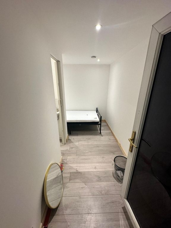 Property photo 2 of 3 Bright Bedroom With Modern Wood-Effect Flooring...