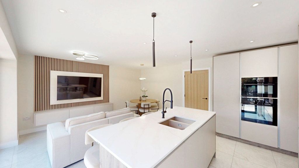 Property photo 3 of 21 Kitchen/Diner