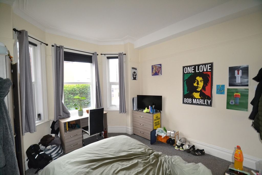 Property photo 1 of 9 This Inviting Double Bedroom Features Large Window...
