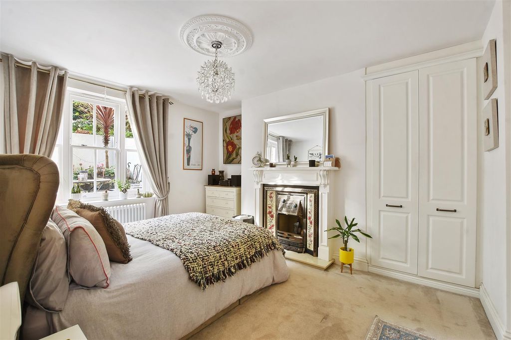 Property photo 2 of 8 Highgate West Hill - Bedroom 1.Jpg