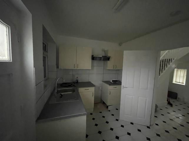 Property photo 3 of 7 Kitchen