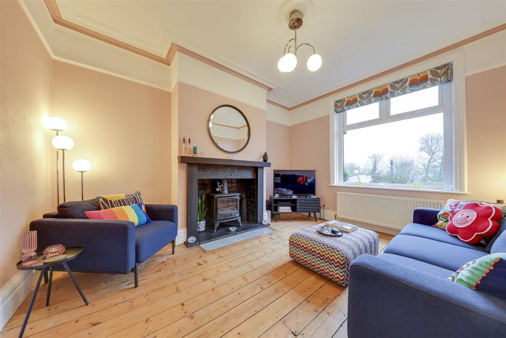 Property photo 3 of 27 Lounge