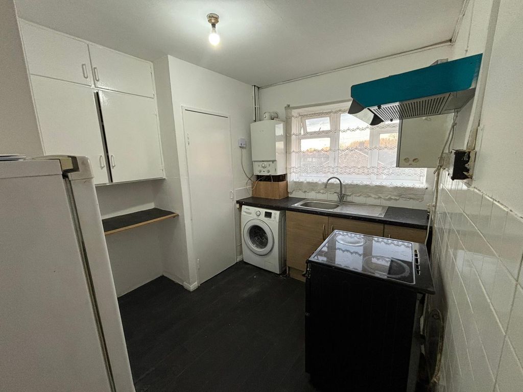 Property photo 1 of 12 Two Bedroom Flat For Familiy- Chadwel Heath