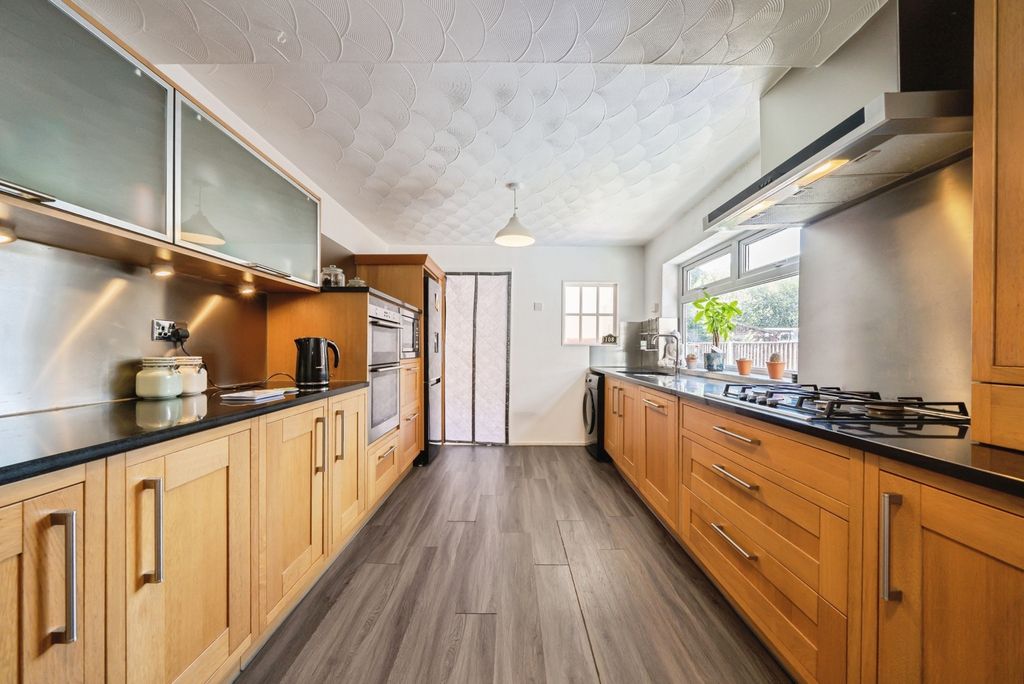 Property photo 3 of 17 Kitchen