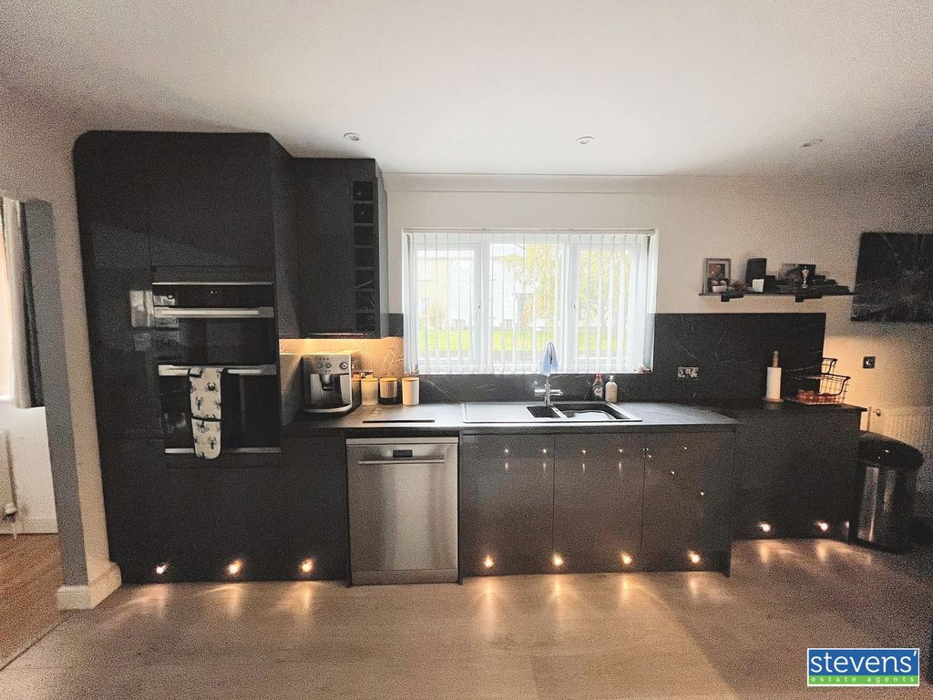 Property photo 3 of 21 Image00020