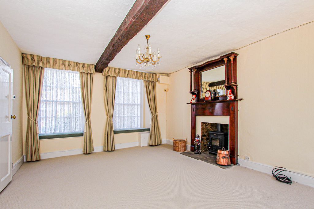 Property photo 2 of 17 Lounge