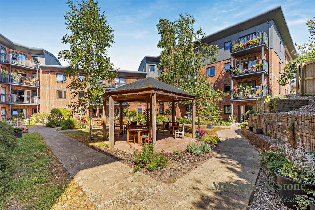 Property photo 1 of 14 Communal Gardens