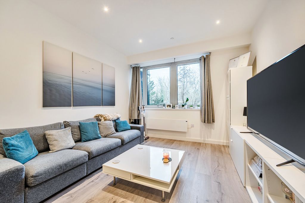 Property photo 3 of 12 1407586-14-698351...