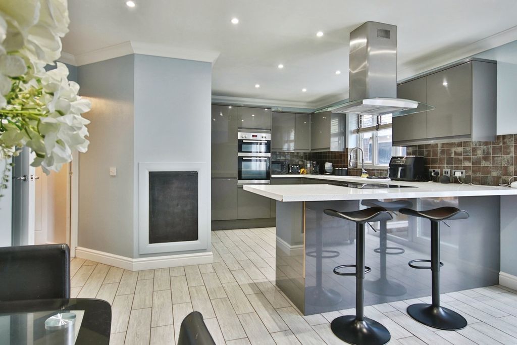 Property photo 2 of 21 4454085