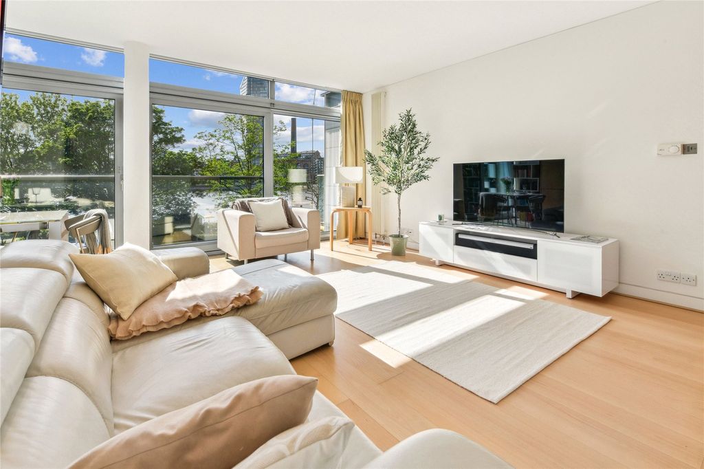 Property photo 3 of 17 Reception