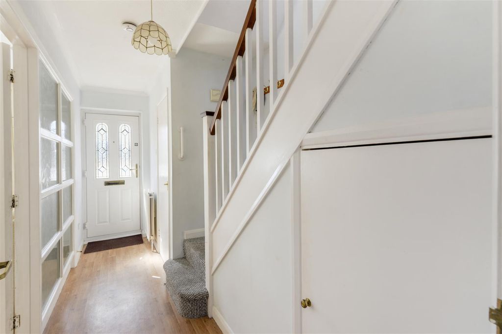 Property photo 2 of 16 2Cranleigh02.Jpg