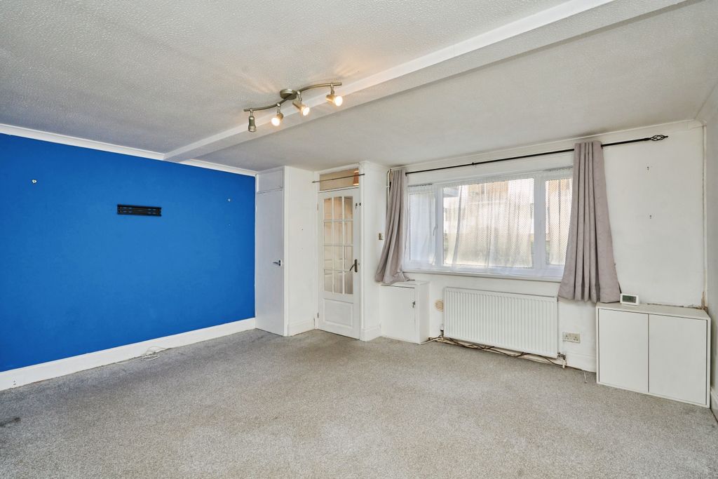 Property photo 3 of 18 Living Room (2)