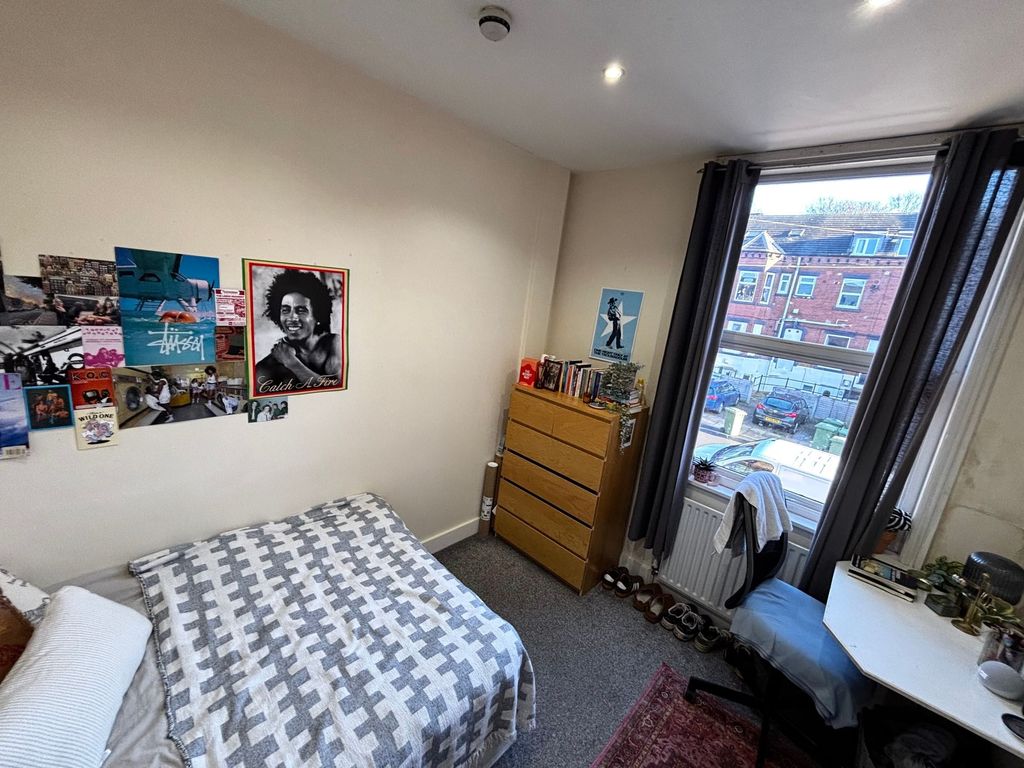 Property photo 3 of 7 Bright, Cosy Bedroom With A Double Bed, Decorative...