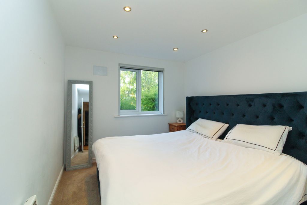 Property photo 3 of 9 Bedroom With Views Over Communal Grounds