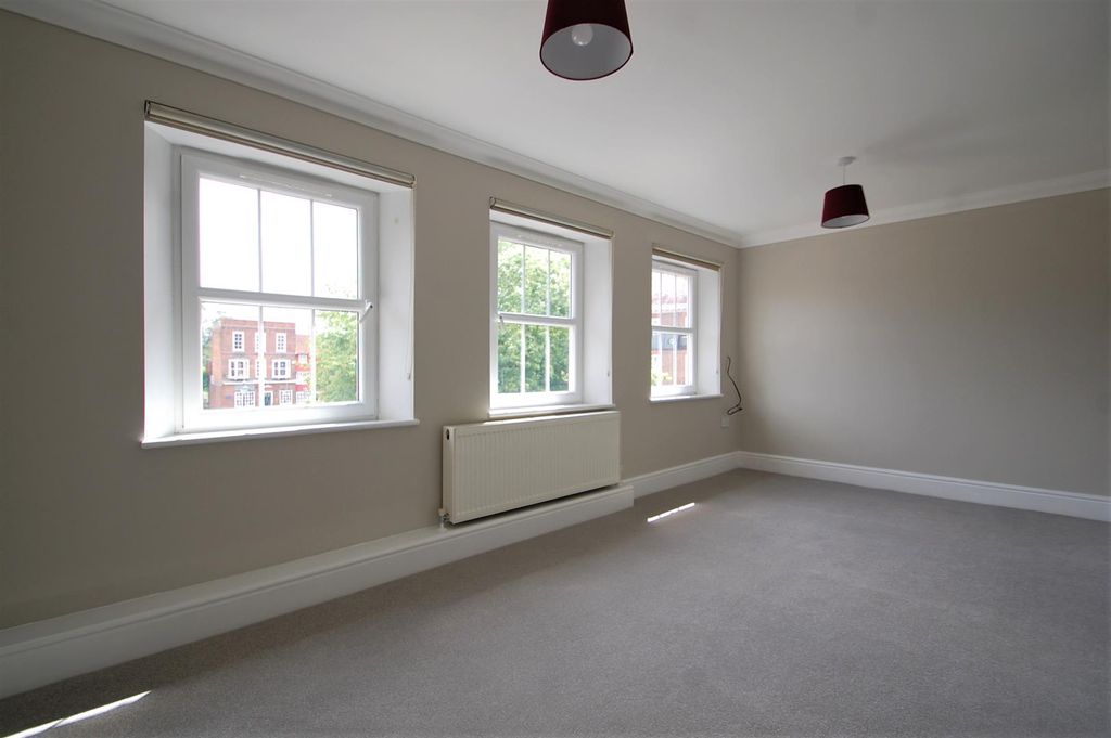 Property photo 3 of 10 Bedroom.Jpg