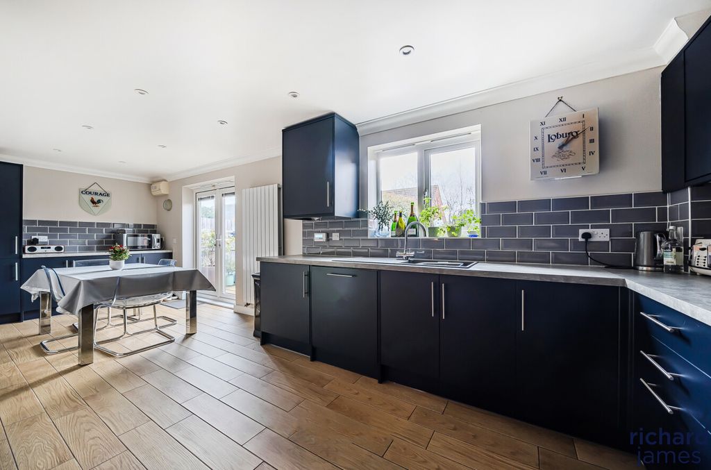 Property photo 2 of 12 4F01E2d3341F43A0Ae44570Aefebb65F