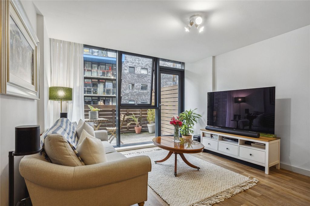 Property photo 2 of 11 Lounge