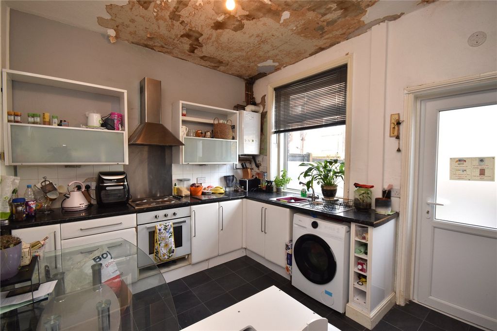 Property photo 2 of 9 Kitchen