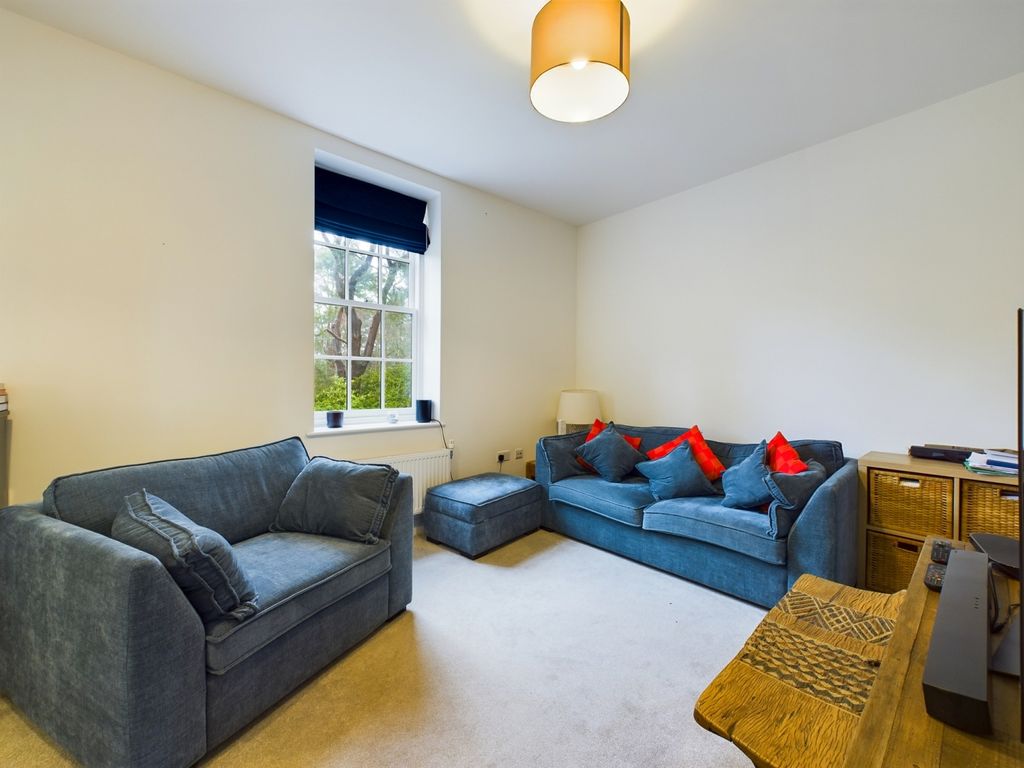 Property photo 2 of 11 Living Room