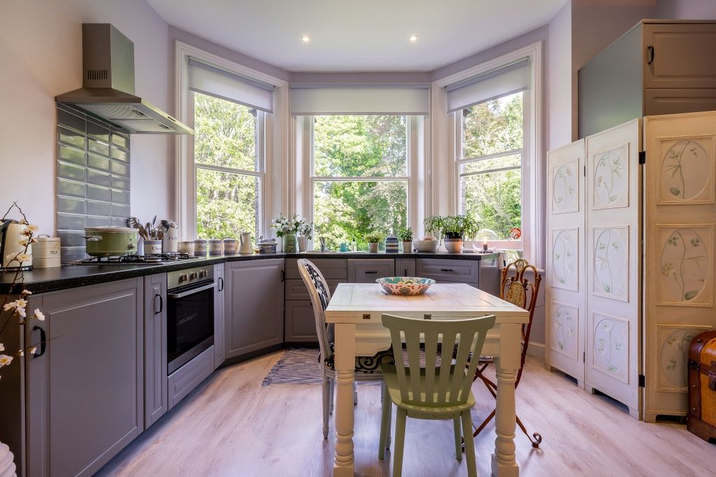 Property photo 3 of 12 Netherhall Garden...