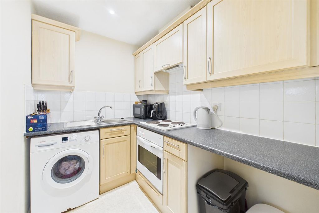 Property photo 3 of 7 Kitchen