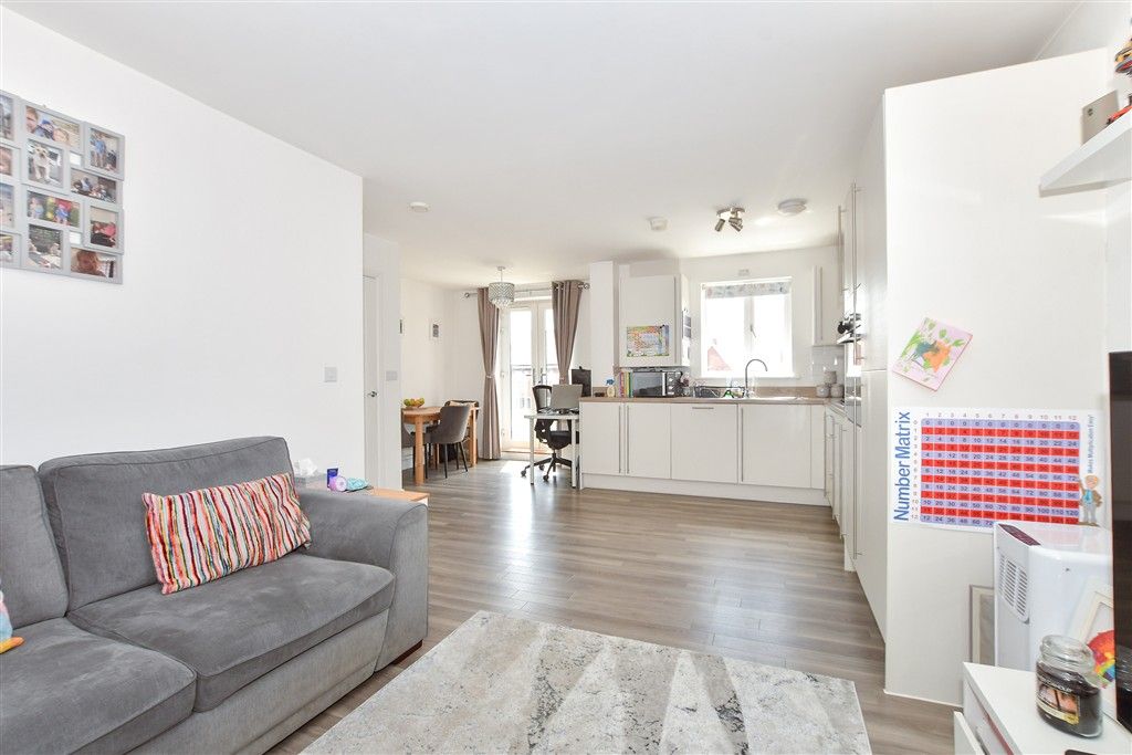 Property photo 3 of 10 Kitchen/ Lounge/ Diner