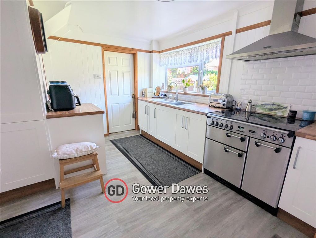 Property photo 2 of 21 Kitchen