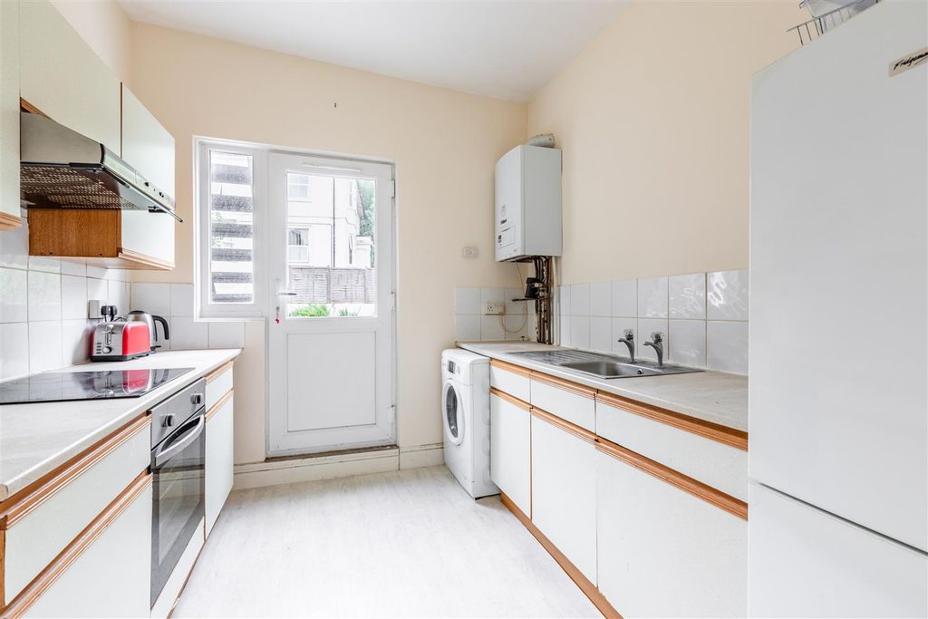 Property photo 3 of 10 Kitchen