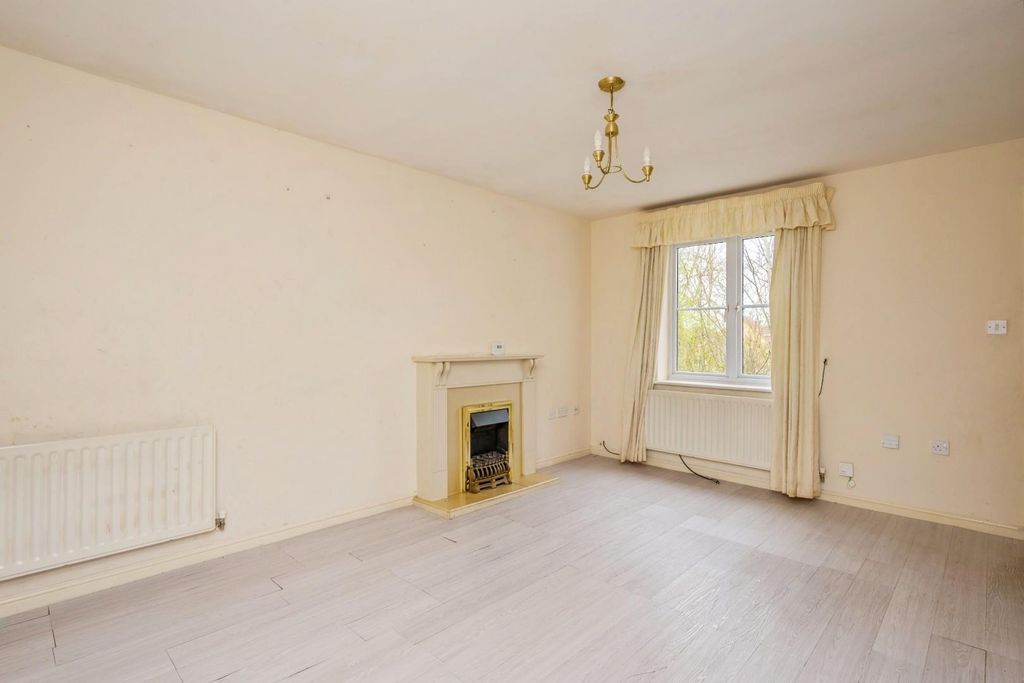 Property photo 2 of 19 7Royalclose-11.Jpg