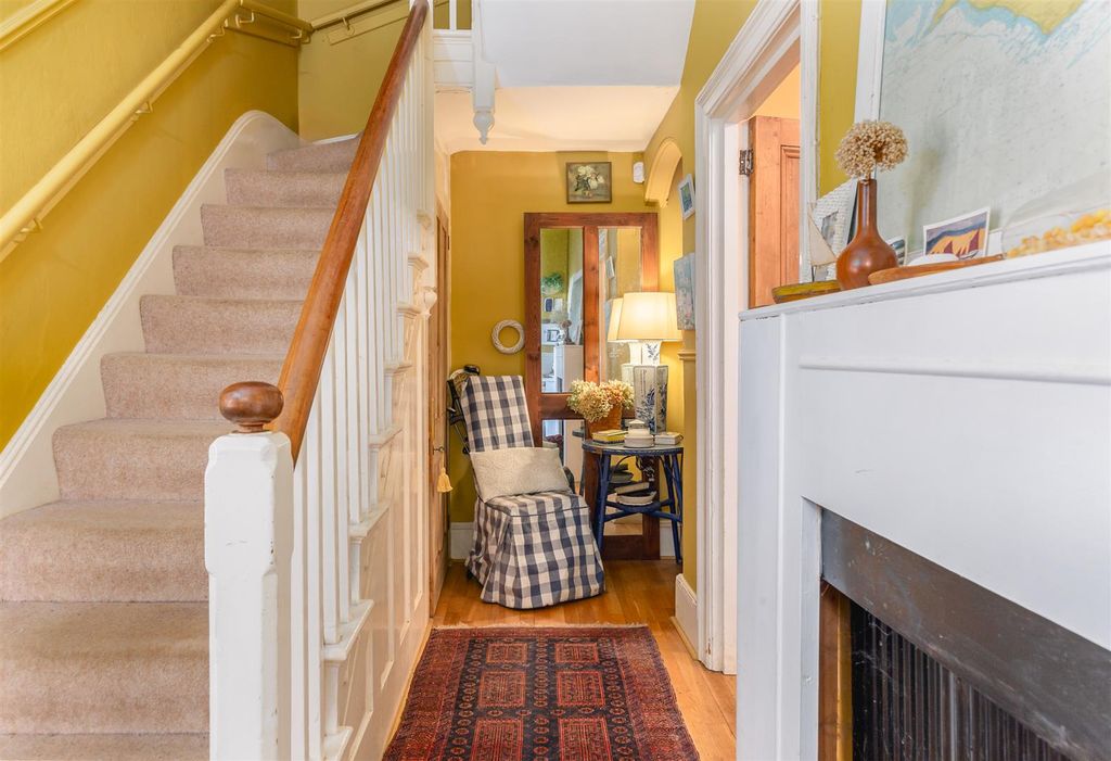 Property photo 3 of 22 Entrance Hall