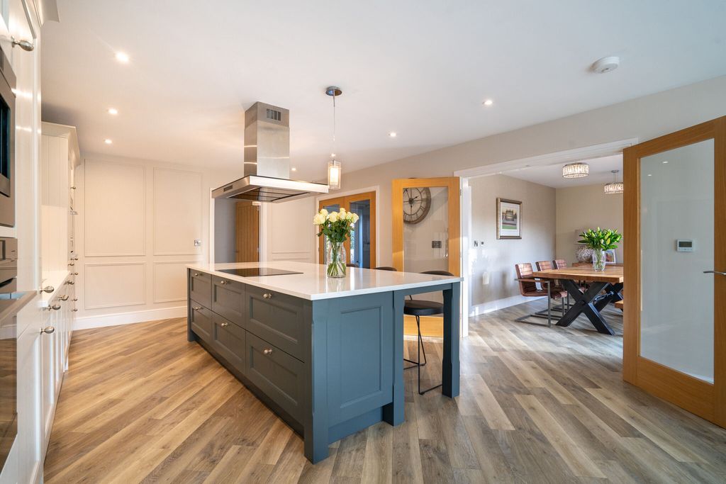 Property photo 3 of 25