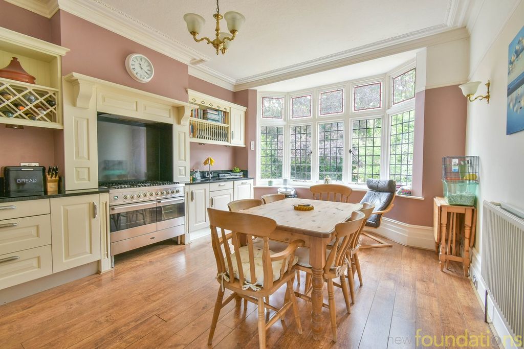 Property photo 2 of 34
